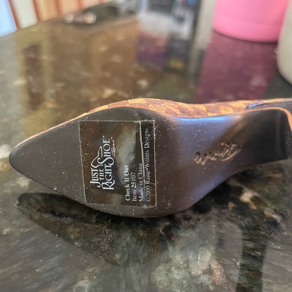 Just the Right Shoe CHECK IT OUT
#25107 - Picture 6 of 6